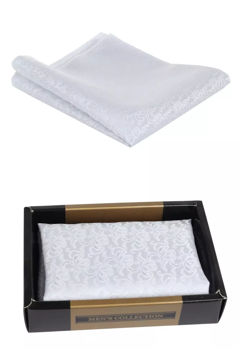 Stříbrný  kapesníček s texturou, dodávaný v dárkové krabičce.