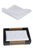 Stříbrný  kapesníček s texturou, dodávaný v dárkové krabičce.