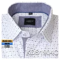 bílá košile s pěkným vzorem a doplňky