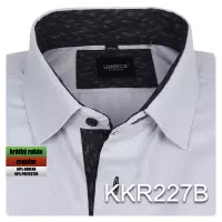 šedá košile s texturou a černými doplňky