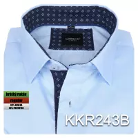modrá košile s tmavými doplňky