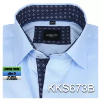modrá košile s tmavými doplňky