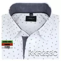 bílá košile s pěkným vzorem