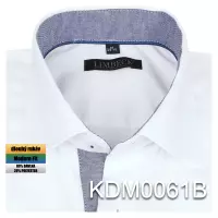 bílá jednobarevná košile s doplňky