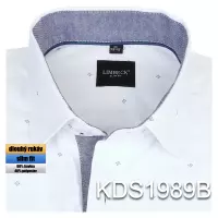 bílá košile s jemným vzorem a zajímavými doplňky