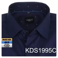 tmavomodrá košile se zajímavými doplňky