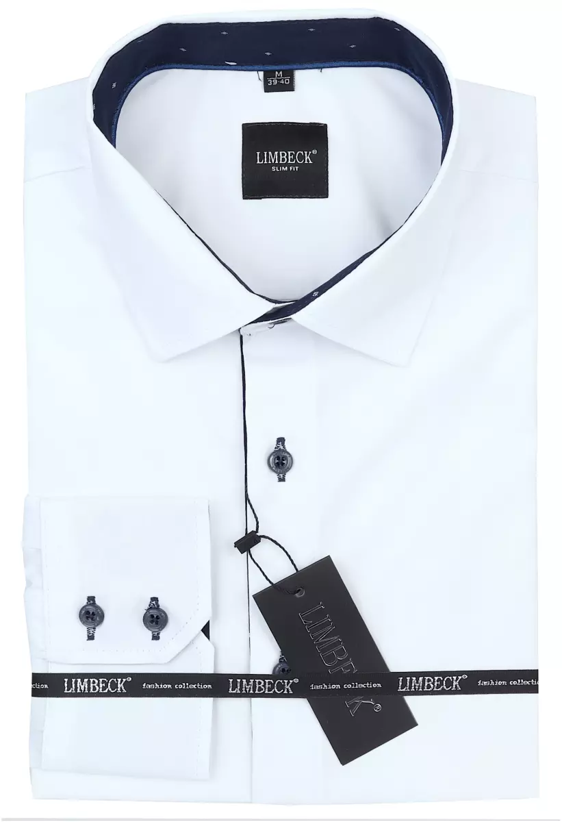 bílá košile se zajímavými doplňky