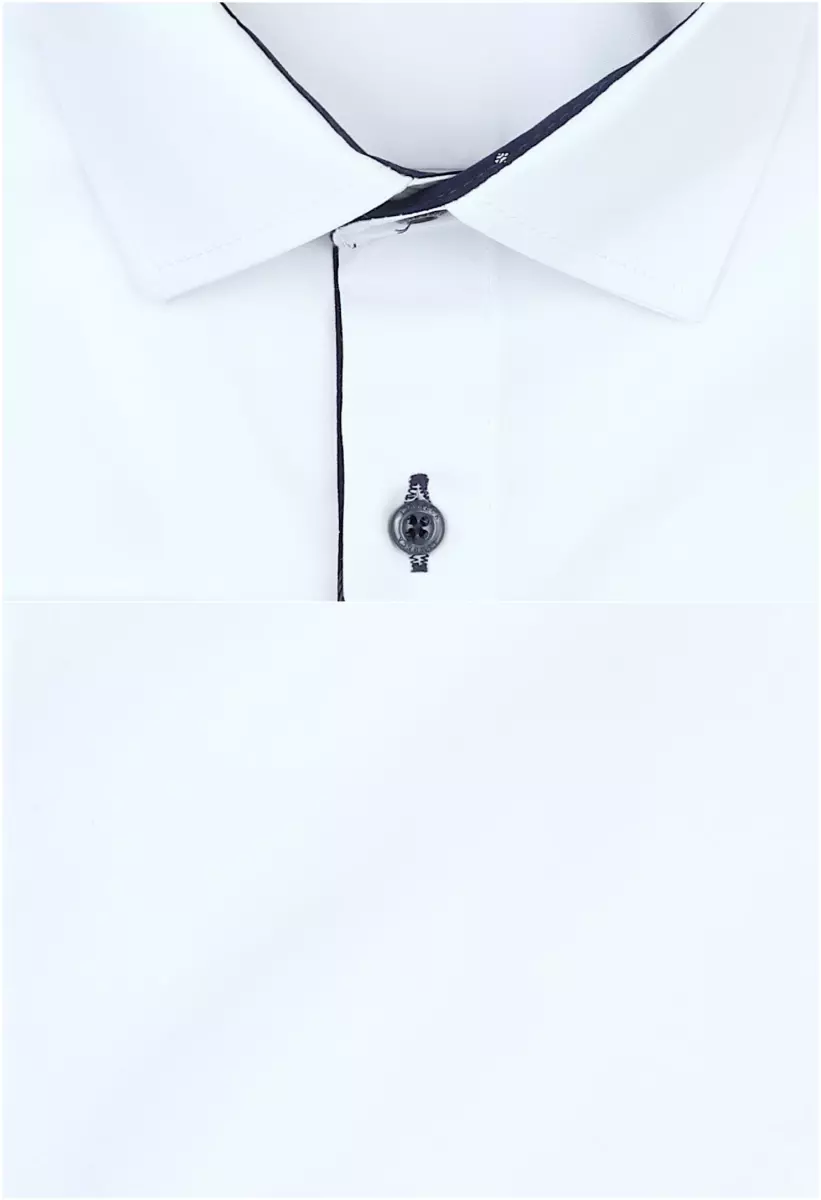 bílá košile se zajímavými doplňky