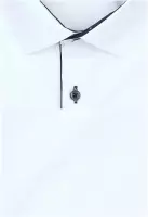 bílá košile se zajímavými doplňky