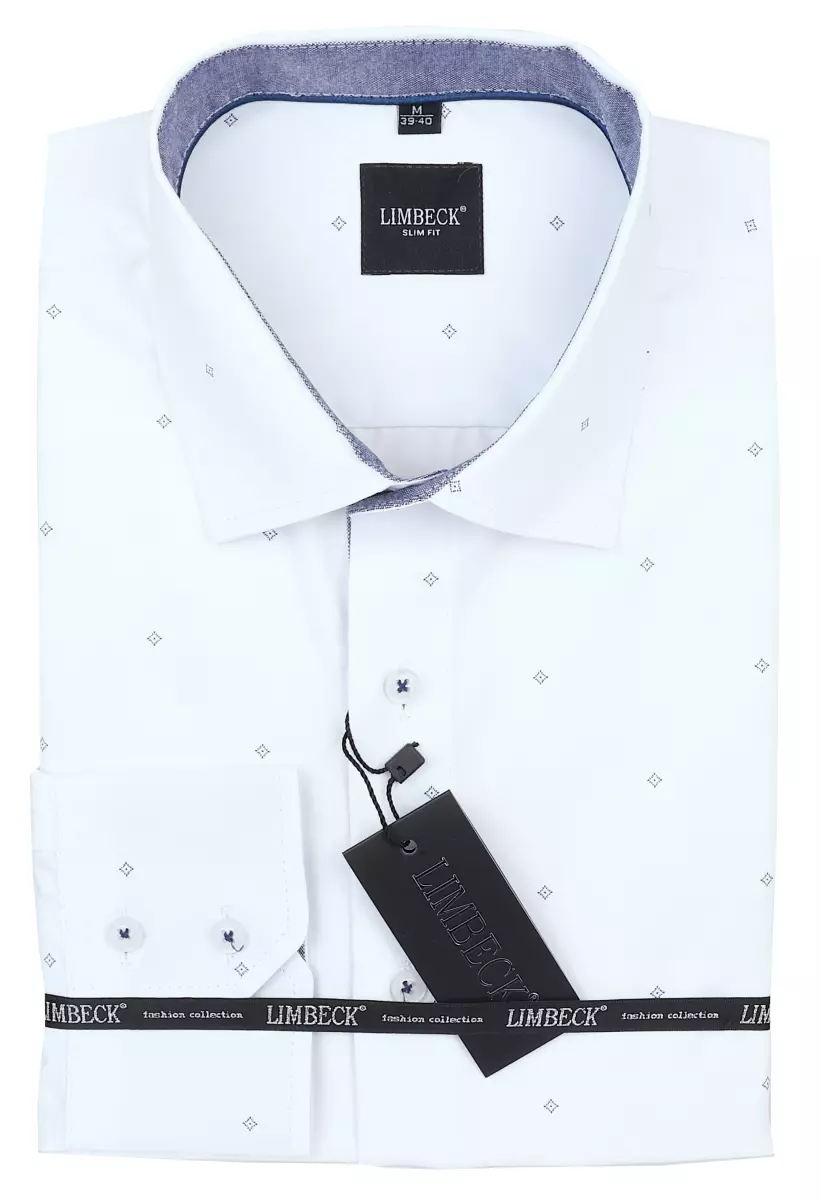 bílá košile s jemným vzorem a zajímavými doplňky