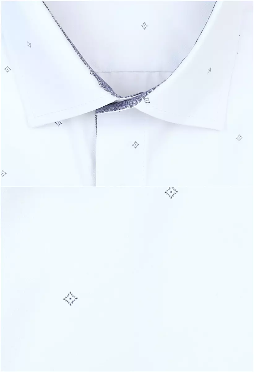 bílá košile s jemným vzorem a zajímavými doplňky