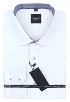 bílá košile s jemným vzorem a zajímavými doplňky