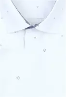 bílá košile s jemným vzorem a zajímavými doplňky