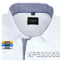 bílá košile s jemným vzorem a zajímavými doplňky