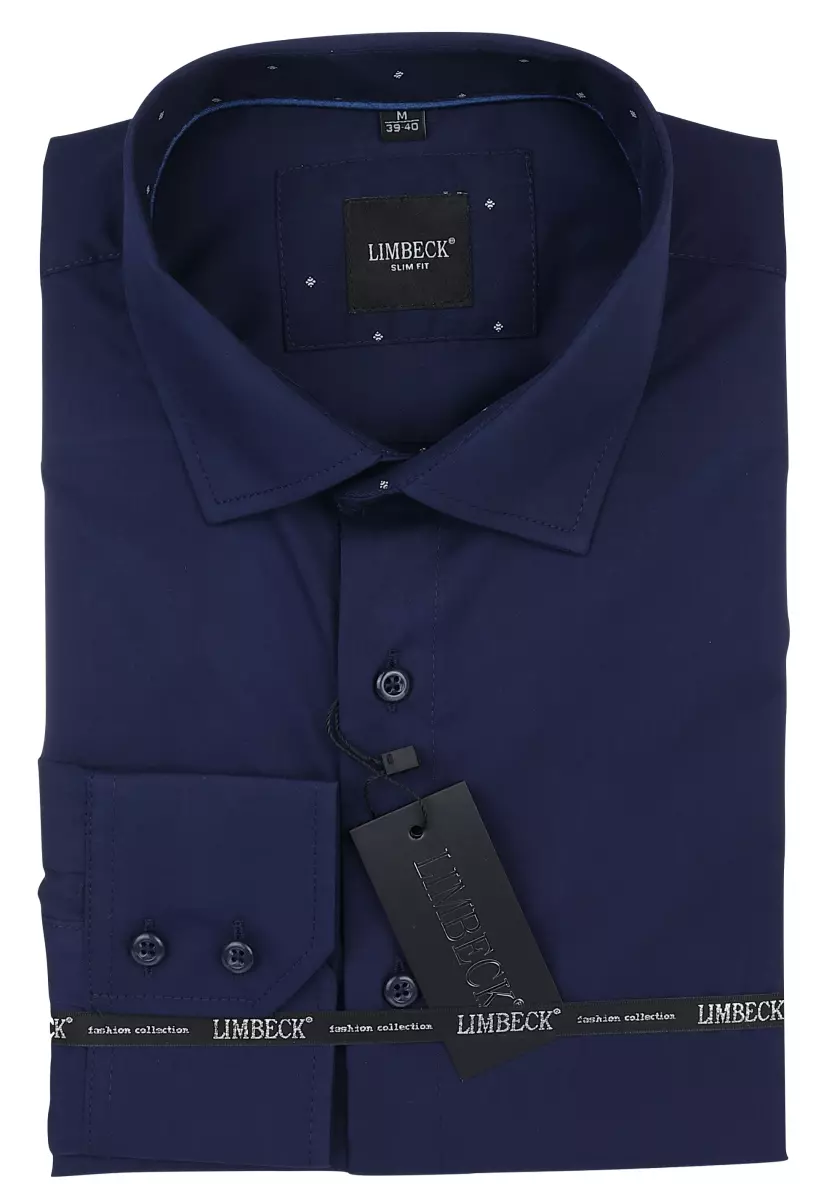 tmavomodrá košile se zajímavými doplňky