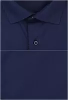 tmavomodrá košile se zajímavými doplňky