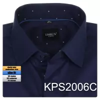 tmavomodrá košile se zajímavými doplňky