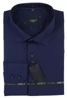 tmavomodrá košile se zajímavými doplňky