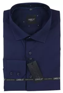 tmavomodrá košile se zajímavými doplňky