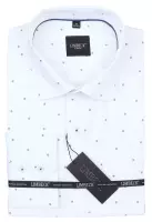 bílá košile s jemným vzorem a zajímavými doplňky