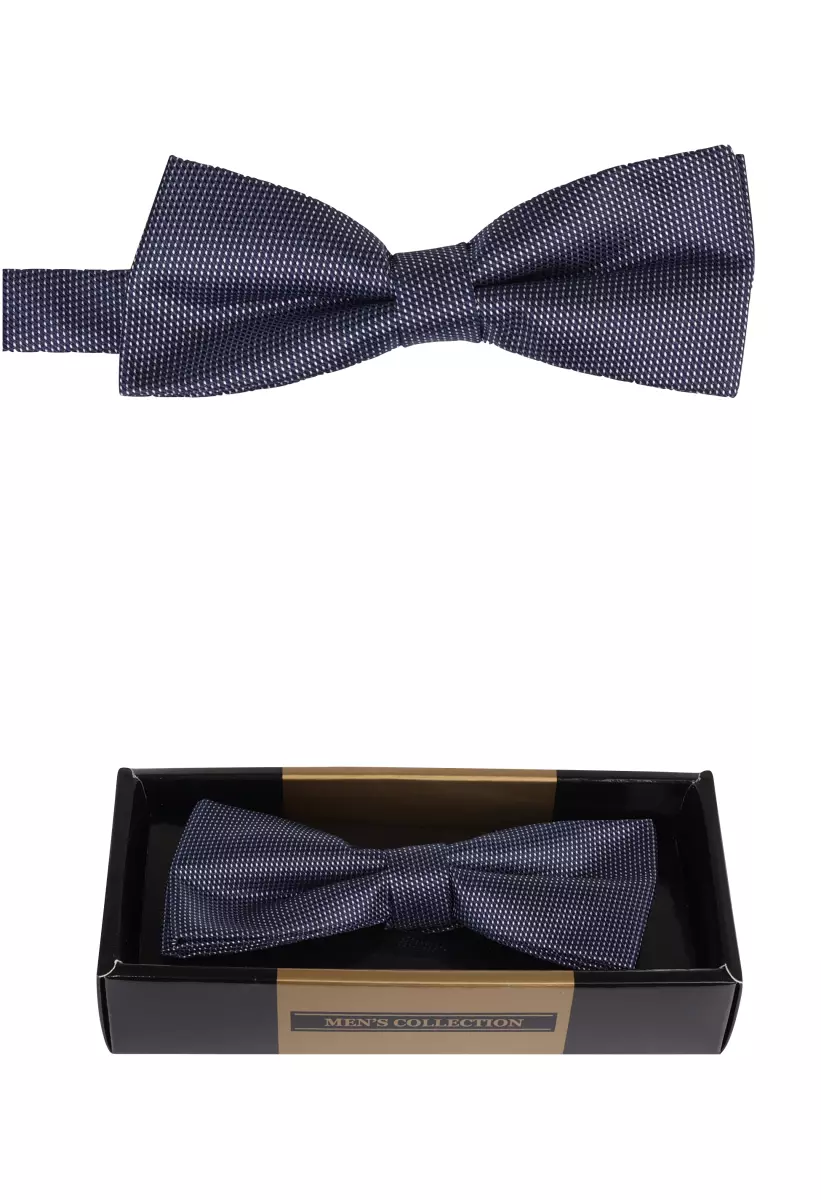 tmavě modrý motýlek s pěkným vzorem