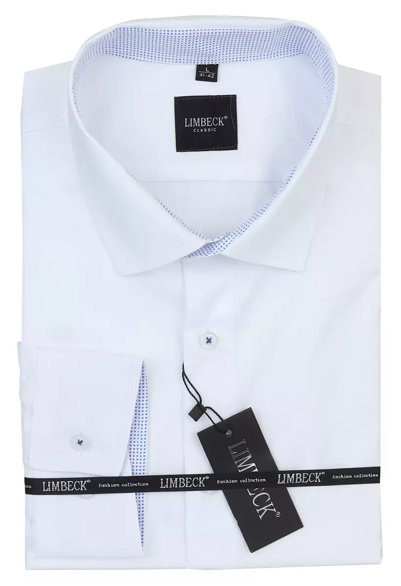 bílá košile s jemnými doplňky