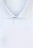 bílá košile s jemnými doplňky