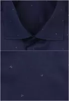 tmavě modrá košile s decentním vzorem