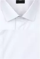 bílá košile se šedými doplňky