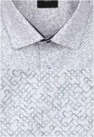 bílá vzorovaná košile s šedými doplňky