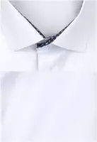 bílá košile s modrými doplňky