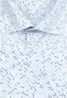 bílá košile s pěkným modrým vzorem