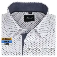 bílá košile s pěkným vzorem a doplňky