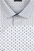 bílá košile s pěkným vzorem a doplňky