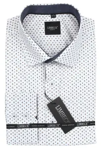 bílá košile s pěkným vzorem a doplňky