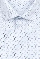 bílá košile s pěkným vzorem