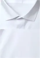 bílá jednobarevná košile