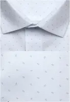 bílá košile s pěkným vzorem a doplňky