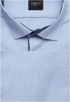 modrá košile se zajímavými doplňky