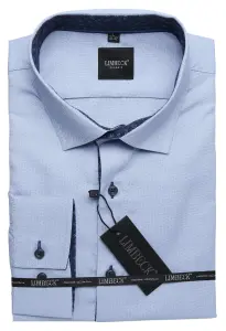 modrá košile se zajímavými doplňky
