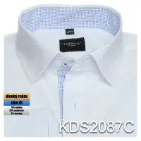 bílá košile s pěknými modrými doplňky