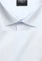 bílá košile s pěknými modrými doplňky