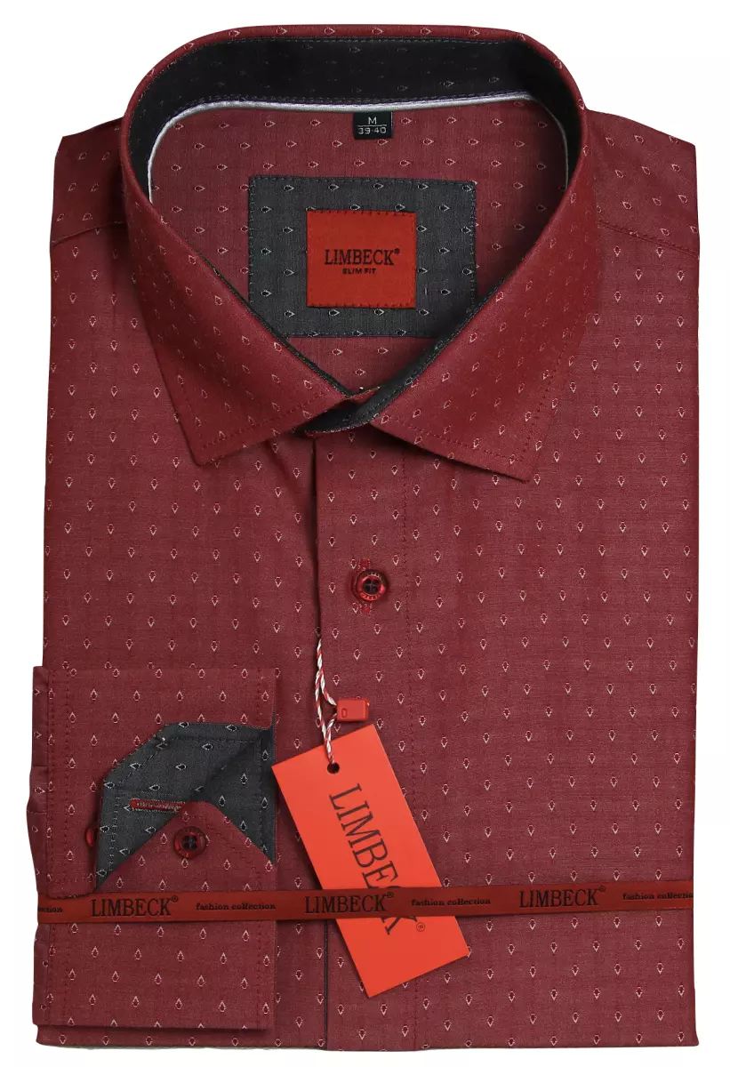 červená košile s texturou 
