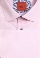 růžová košile s výraznými doplňujícími vzory 