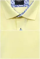 žlutá košile s modrými doplňky