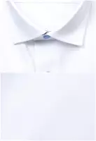 luxusní bílá košile s texturou a modrými doplňky