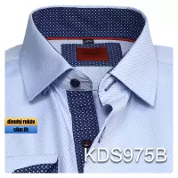 modrá košile s doplňky a diagonálním vzorem