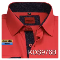červená košile s tmavě modrými doplňky