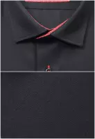 černá košile s červenými doplňky