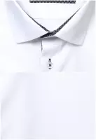 bílá košile s černými doplňky